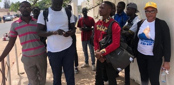 Guy Marius Face Au Procureur… Ses Soutiens Se Mobilisent Devant Le Tribunal De Ndakaaru…