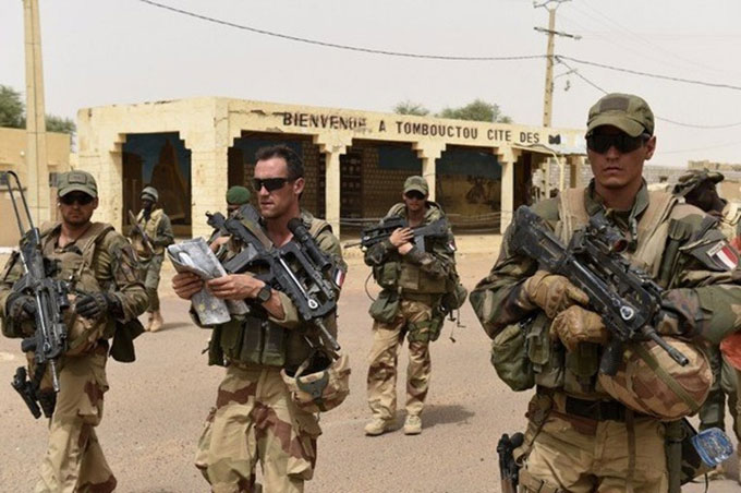Mali : un véhicule piégé explose devant une base française et fait 3 blessés