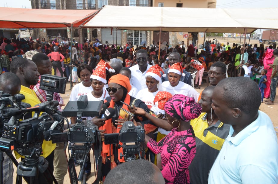 Arbre de Noël : Adji Mergane procure de la joie aux enfants de Kaolack (vidéo et images)