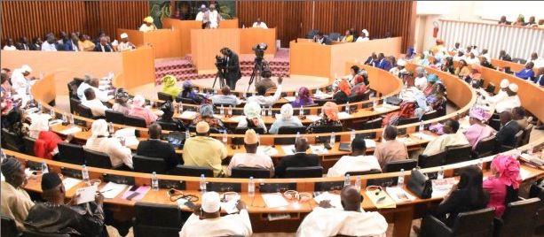 Les députés, “confinés” par Niass, veulent la suspension des rassemblements…