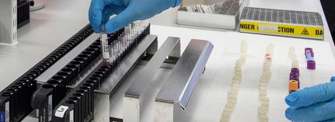 Test d’un vaccin en Afrique : le médecin et le chercheur présentent leurs excuses