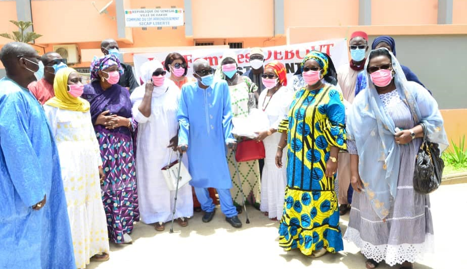 Riposte Covid-19 : les femmes-Debout dans les sicap pour sensibiliser et offrir des masques (images)