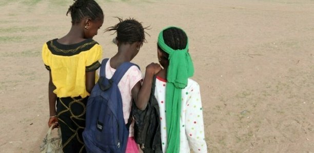 Sénégal: mise au point du gouvernement après une vidéo d’élèves étudiant sur des briques