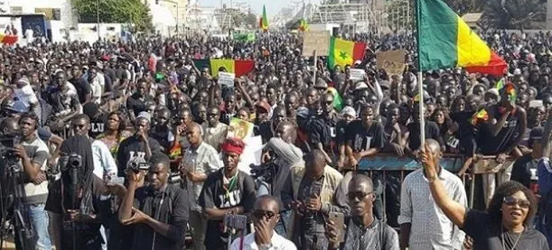 Pourquoi une jeunesse se révolte contre un pouvoir politique ?