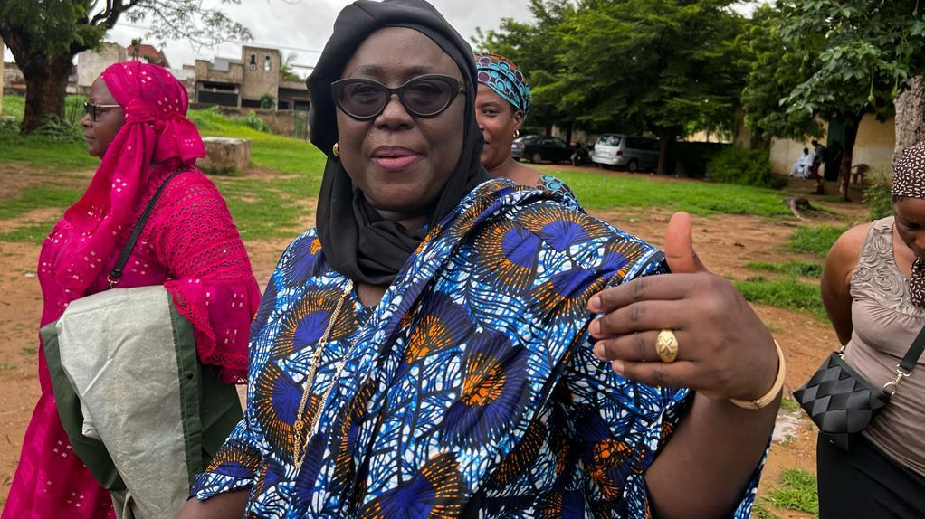 Kaolack : Les images de Adji Mergane Kanouté se rendant à son lieu de vote