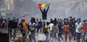 Le crépuscule des traditions démocratiques, des libertés politiques…