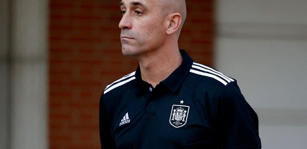 Baiser forcé : le patron du football sanctionné