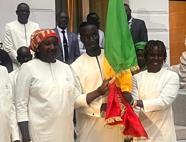 JO Paris 2024 : Khady Guèye Gaye remet le drapeau aux athlètes