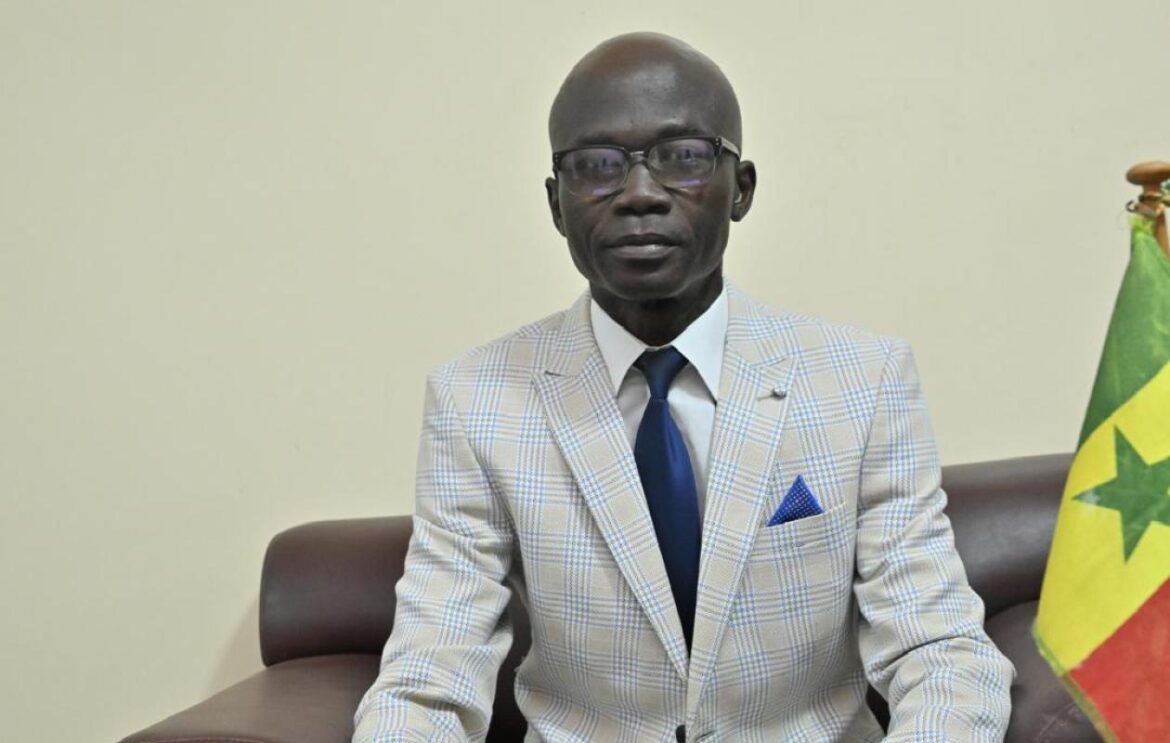 Crise politique en France : Quelles leçons pour l’Afrique francophone ? (Par François Mame Samba Ndiaye)