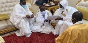Le président Macky remet deux titres fonciers à Serigne Mountakha !