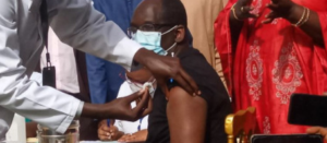 Covid-19 : Diouf Sarr est la 1ère personnalité du pays à prendre le vaccin