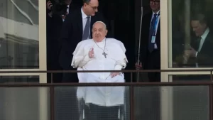 Le pape François quitte l’hôpital après cinq semaines d’hospitalisation